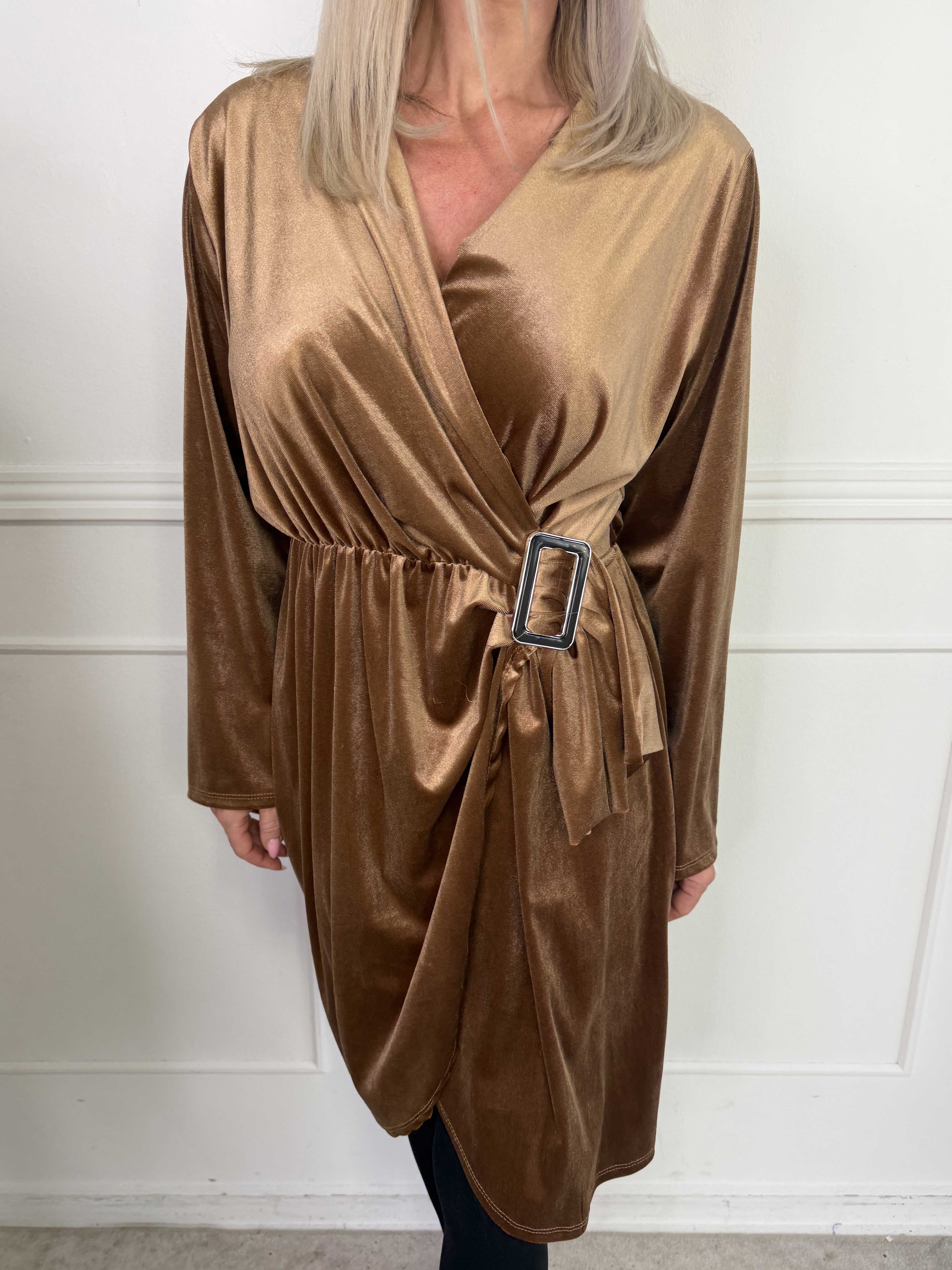 Sinda - Velourkjole med slå-om effekt og spænde